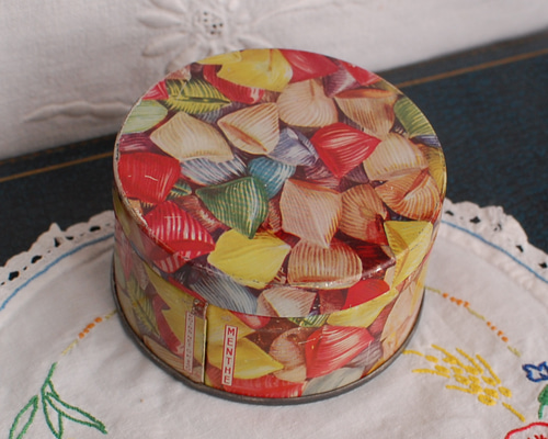 ヴィンテージのTIN缶 キャンディー缶 ボンボン缶 カラフル 丸 深