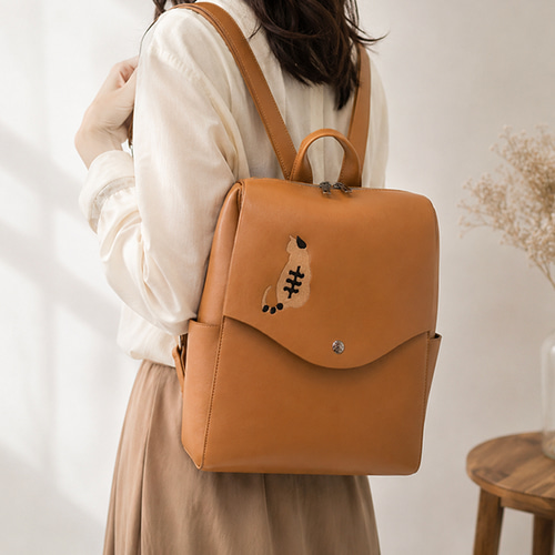 お買い得品♥ハンドメイド♥牛革（カーフ）とゴートの猫型リュックサック 大人の猫刺繍フェイクレザーリュック｜A4対応・軽量・フラップポケット