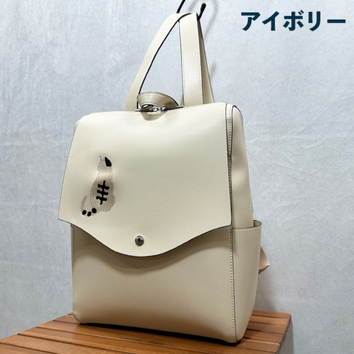 大人の猫刺繍フェイクレザーリュック｜A4対応・軽量・フラップポケット