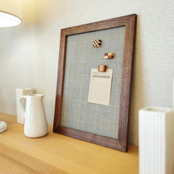 木製フレーム × 選べるファブリック  のマグネットボード 《ウォールナット材》約A4サイズ 3枚目の画像