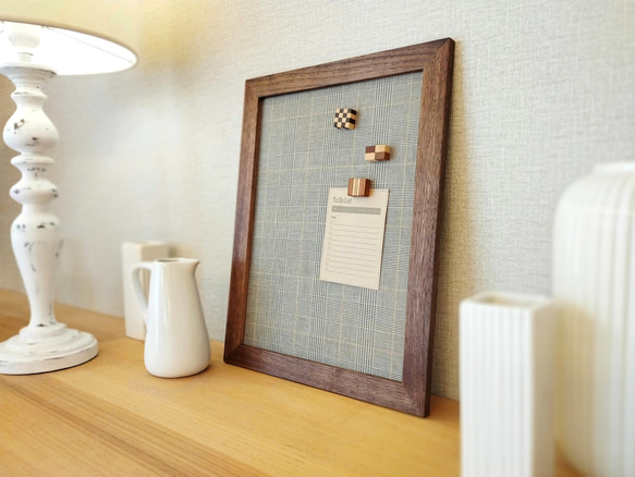 木製フレーム × 選べるファブリック  のマグネットボード 《ウォールナット材》約A4サイズ 3枚目の画像