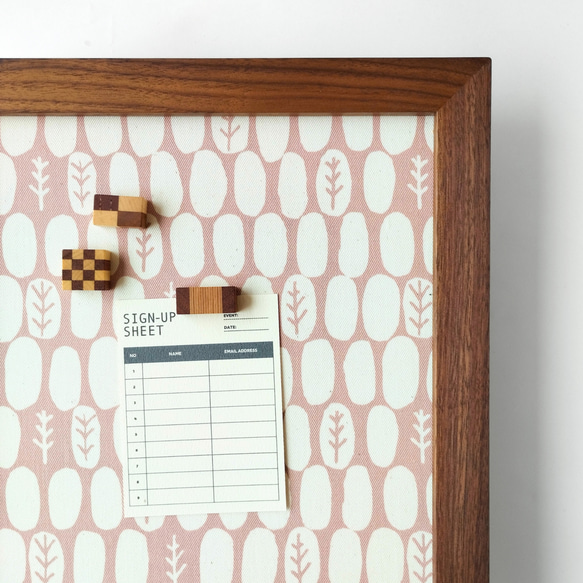 木製フレーム × 選べるファブリック  のマグネットボード 《ウォールナット材》約A4サイズ 5枚目の画像
