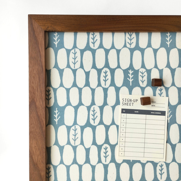 木製フレーム × 選べるファブリック  のマグネットボード 《ウォールナット材》約A4サイズ 7枚目の画像