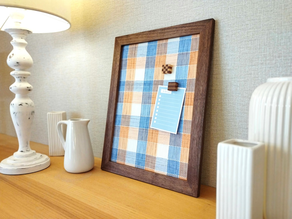 木製フレーム × 選べるファブリック  のマグネットボード 《ウォールナット材》約A4サイズ 2枚目の画像