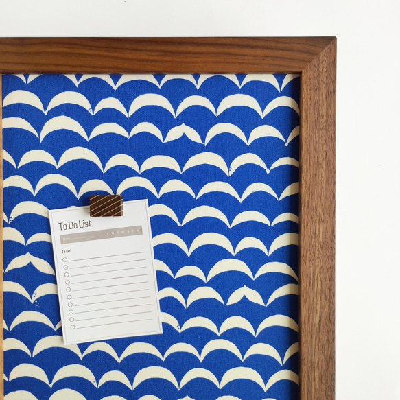 木製フレーム × 選べるファブリック  のマグネットボード 《ウォールナット材》約A4サイズ 9枚目の画像