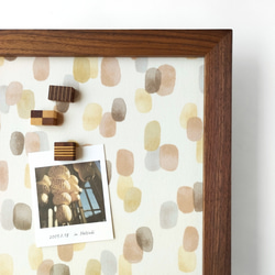 木製フレーム × 選べるファブリック  のマグネットボード 《ウォールナット材》約A4サイズ 4枚目の画像