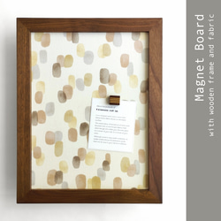 木製フレーム × 選べるファブリック  のマグネットボード 《ウォールナット材》約A4サイズ 1枚目の画像