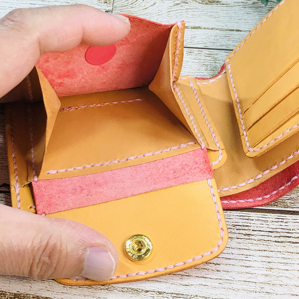 小銭入れが付いたシンプルな本革二つ折り財布　ピンク 3枚目の画像