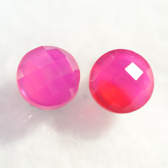 （1 件/特賣）紫紅色粉玉髓凸圓面切割耳環（8 毫米，鈦耳環） 第1張的照片