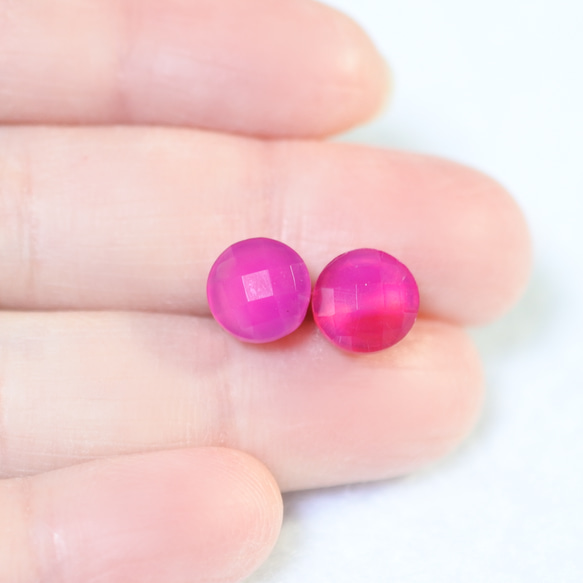 （1 件/特賣）紫紅色粉玉髓凸圓面切割耳環（8 毫米，鈦耳環） 第4張的照片