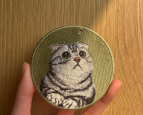猫ちゃんのL字刺繍ポーチ（スコティッシュフォールド） いたい