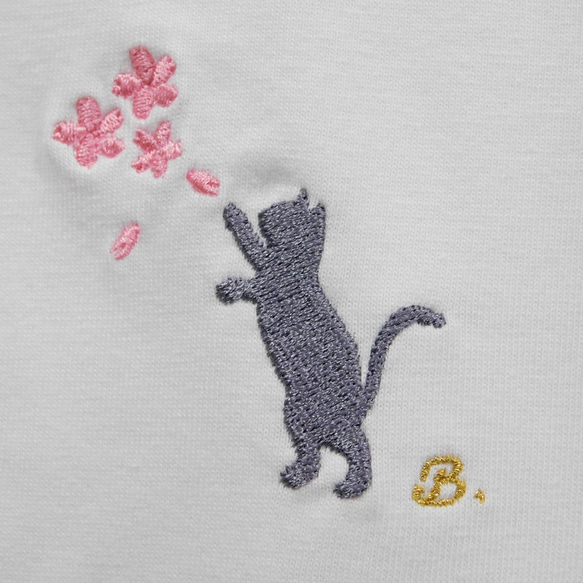 桜舞う猫の刺繍入りオリジナルTシャツ　6.2オンス　お好きなアルファベットをおひとつ添えて 1枚目の画像