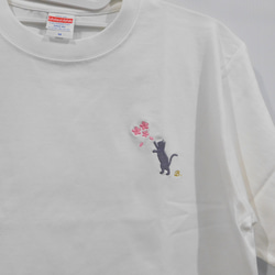 桜舞う猫の刺繍入りオリジナルTシャツ　6.2オンス　お好きなアルファベットをおひとつ添えて 2枚目の画像