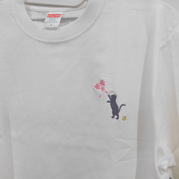 桜舞う猫の刺繍入りオリジナルTシャツ　6.2オンス　お好きなアルファベットをおひとつ添えて 8枚目の画像