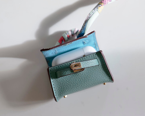 PRADA AirPods Pro イヤフォンケース チャーム 黒 PRADA AirPods Pro イヤフォンケース チャーム 黒 - メルカリ