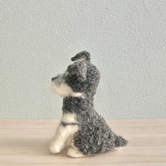 羊毛フェルトのおすわりシュナウザー　犬のぬいぐるみ 4枚目の画像