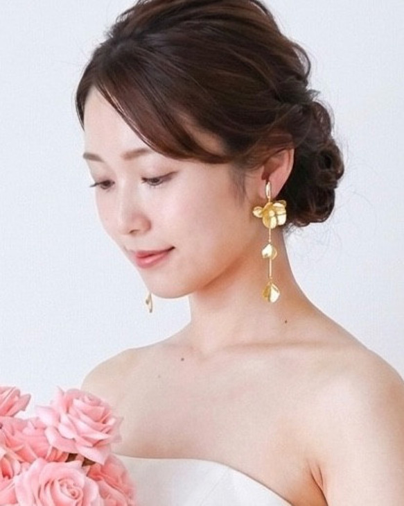 ブライダルに着け心地がいいイヤーカフ✨️ゴールドフラワーに花びらが