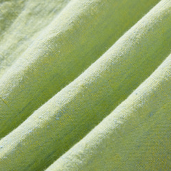 ニュアンスのある生地感が目を惹く　フランス製リネンプルオーダー　シャツブラウス 　少し淡い黄緑色　240404-2 11枚目の画像