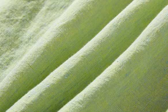 ニュアンスのある生地感が目を惹く　フランス製リネンプルオーダー　シャツブラウス 　少し淡い黄緑色　240404-2 11枚目の画像