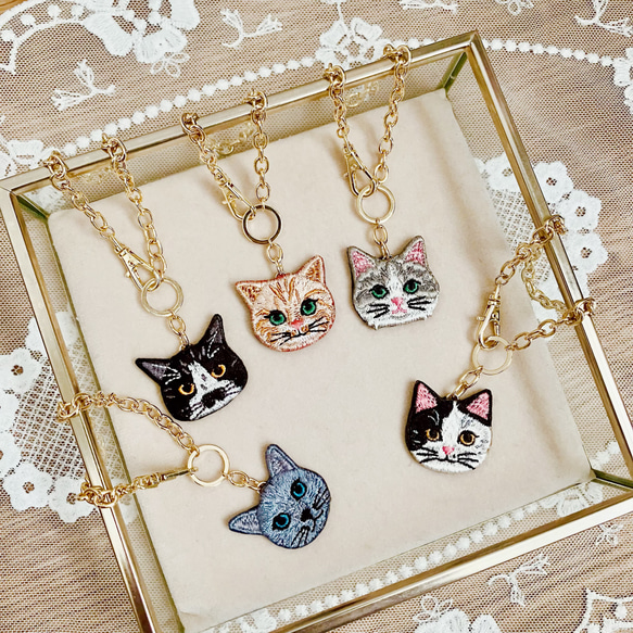 無骨なブラウニーゴールドの猫さん刺繍と3wayチャームブレスレット 6枚目の画像