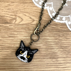 無骨なブラウニーゴールドの猫さん刺繍と3wayチャームブレスレット 1枚目の画像