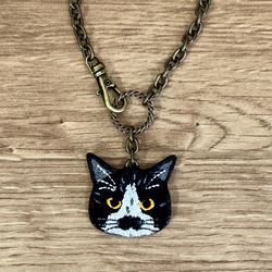 無骨なブラウニーゴールドの猫さん刺繍と3wayチャームブレスレット 3枚目の画像