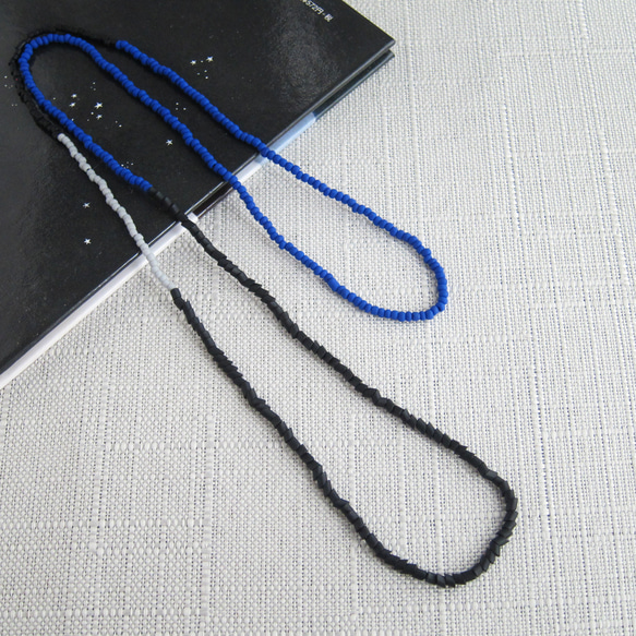 ブルー KABURU 留め具のない かぶるタイプのガラスビーズネックレス 青 金属アレルギー対応 9枚目の画像