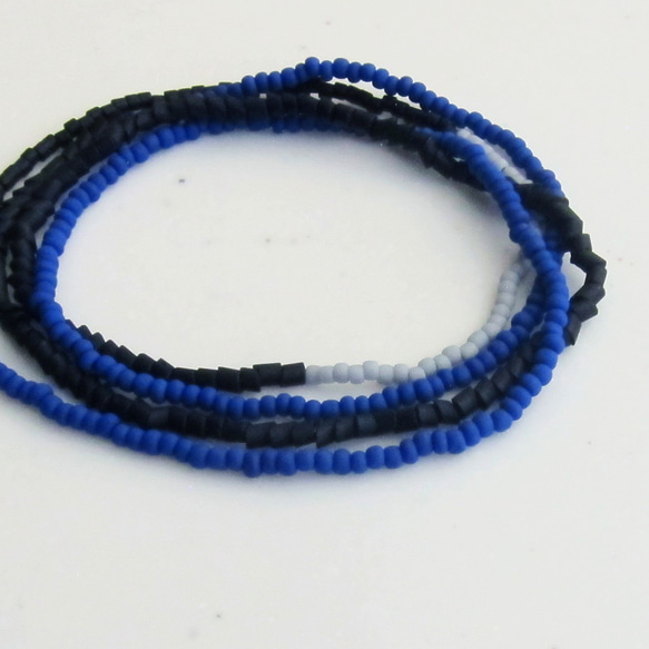 ブルー KABURU 留め具のない かぶるタイプのガラスビーズネックレス 青 金属アレルギー対応 2枚目の画像