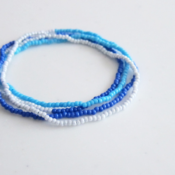 ブルー KABURU 留め具のない かぶるタイプのガラスビーズネックレス 青 金属アレルギー対応 2枚目の画像