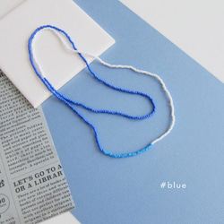 ブルー KABURU 留め具のない かぶるタイプのガラスビーズネックレス 青 金属アレルギー対応 5枚目の画像