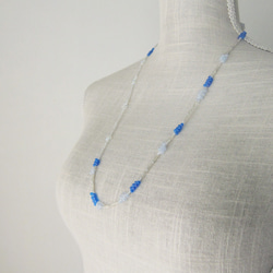 ブルー KABURU 留め具のない かぶるタイプのガラスビーズネックレス 青 金属アレルギー対応 3枚目の画像