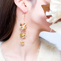 当店1番人気【3種類のゴールド フラワー が連なる 揺れる ピアス