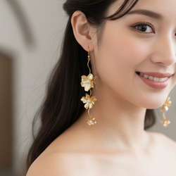 ✧ブライダルに人気✨【3種類のゴールドフラワーが可憐に揺れるピアス