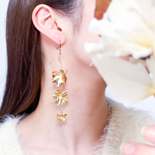 当店1番人気【3種類のゴールド フラワー が連なる 揺れる ピアス
