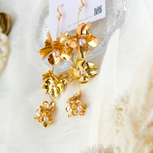 ゴールドフラワーと大ぶりカラフル雫の2Wayピアス