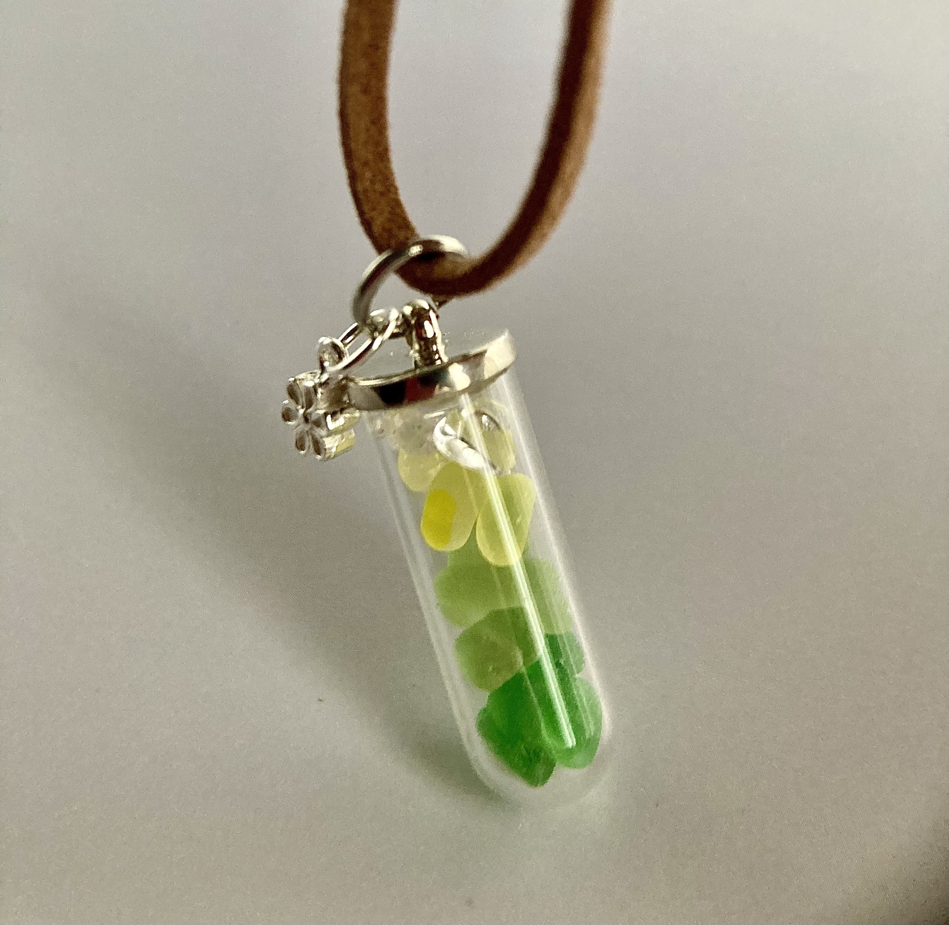 緑のグラデーションのネックレス選べるシルバーチャーム付き