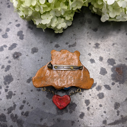 〈樹脂粘土〉くまのカップルブローチ・ハート付き 2枚目の画像