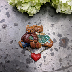〈樹脂粘土〉くまのカップルブローチ・ハート付き 1枚目の画像