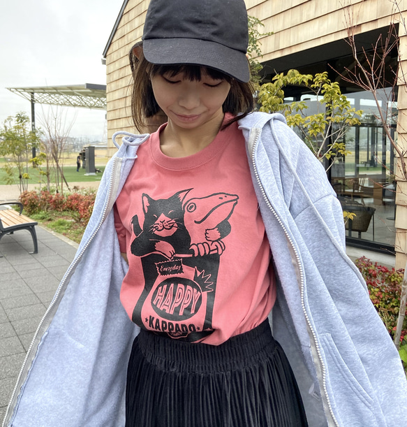 猫とカエルのTシャツ（ヘイジーピンク）男女兼用 3枚目の画像