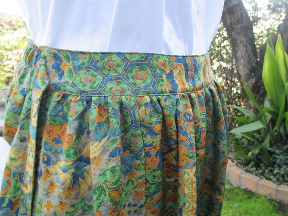 春らしいグリーン系柄の小紋着物からできた　スカート。 6枚目の画像