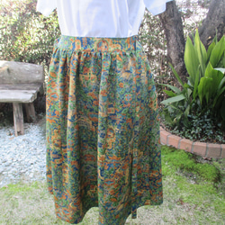 春らしいグリーン系柄の小紋着物からできた　スカート。 3枚目の画像