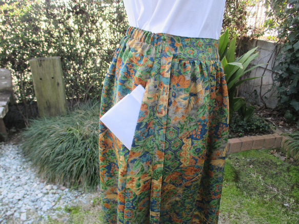 春らしいグリーン系柄の小紋着物からできた　スカート。 5枚目の画像