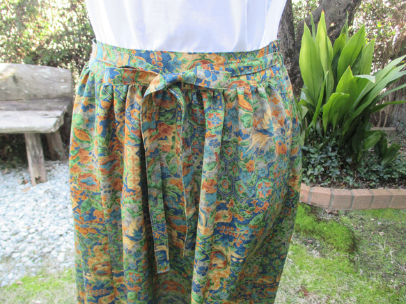 春らしいグリーン系柄の小紋着物からできた　スカート。 1枚目の画像