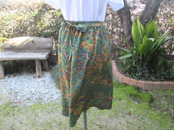 春らしいグリーン系柄の小紋着物からできた　スカート。 4枚目の画像