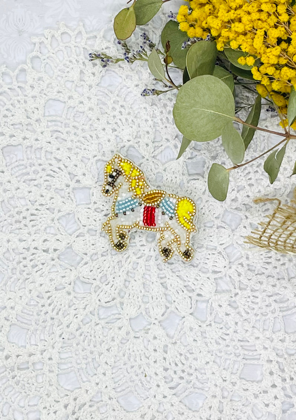 ビーズ刺繍のブローチ・メリーゴーランドの白馬 1枚目の画像