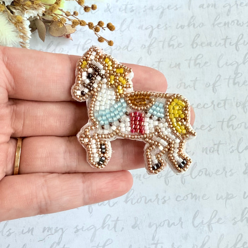 ビーズ刺繍のブローチ・メリーゴーランドの白馬 ブローチ Little