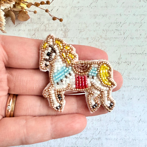 メリーゴーランド ブローチ ビーズ刺繍のブローチ・メリーゴーランドの白馬 ブローチ Little Plum