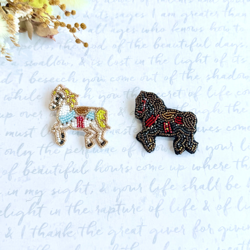 ビーズ刺繍のブローチ・メリーゴーランドの白馬 ブローチ Little