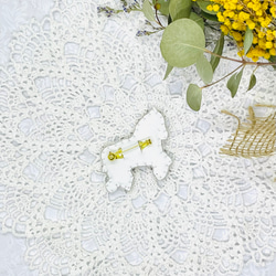 ビーズ刺繍のブローチ・メリーゴーランドの白馬 3枚目の画像