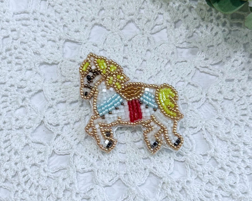 メリーゴーランドのブローチ ビーズ刺繍ブローチ | hamonihamoni